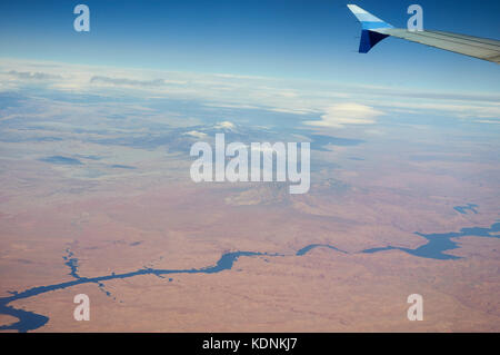 Montagnes couvertes de neige vu de l'avion quelque part au-dessus de USA Banque D'Images