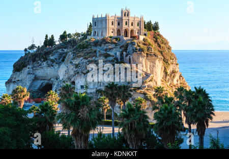 Ancien monastère du 4ème siècle au-dessus du sanctuaire de santa maria island - Tropea, Calabre, Italie. tropea plage à la mer Tyrrhénienne. Banque D'Images