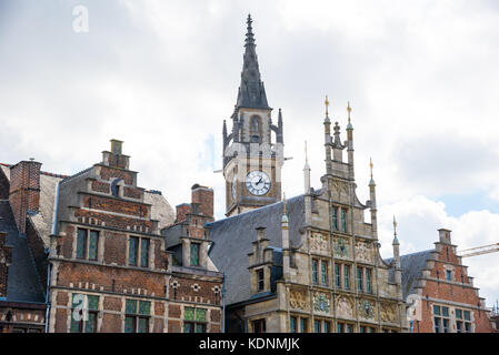 Les bâtiments médiévaux pittoresques surplombant la rivière Lys harbour sur graslei en ville de Gand, Belgique, Europe. Banque D'Images