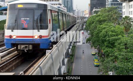 Bangkok, Thaïlande - 8 juin 2017 : le Bangkok Mass transit System, BTS ou SkyTrain, ligne Silom, conduite à travers le centre-ville en venant de la gare Chong Nonsi. Le train arrive à Bangkok Banque D'Images