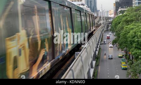 Bangkok, Thaïlande - 8 juin 2017 : le Bangkok Mass transit System, BTS ou SkyTrain, ligne Silom, conduite à travers le centre-ville en venant de la gare Chong Nonsi. Le train arrive à Bangkok Banque D'Images