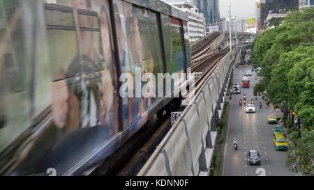 Bangkok, Thaïlande - 8 juin 2017 : Le Bangkok Mass Transit System, ou BTS skytrain silom line, la conduite dans le centre-ville en venant de la gare de Chong Nonsi. train arrive à bangkok Banque D'Images