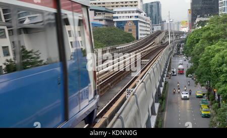 Bangkok, Thaïlande - 8 juin 2017 : le Bangkok Mass transit System, BTS ou SkyTrain, ligne Silom, conduite à travers le centre-ville en venant de la gare Chong Nonsi. Le train arrive à Bangkok Banque D'Images