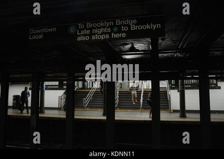 Passagers attendant le prochain train réalisé à Pont de Brooklyn à la station de métro du centre-ville. Banque D'Images