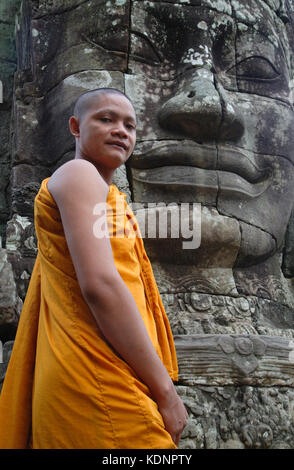 Cambodge, Siem Reap, Angkor, le moine bouddhiste au temple Bayon à Angkor Wat Banque D'Images