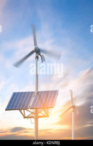 Panneaux solaires et éoliennes contre ville sur l'arrière-plan sous ciel bleu. header pour site web Banque D'Images