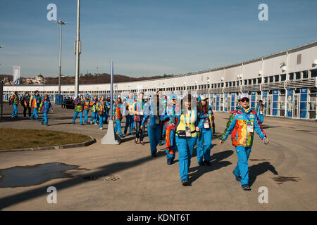 Sochi, Russie. février 07, 2014 - un grand groupe de bénévoles dans le parc olympique à Sotchi Banque D'Images