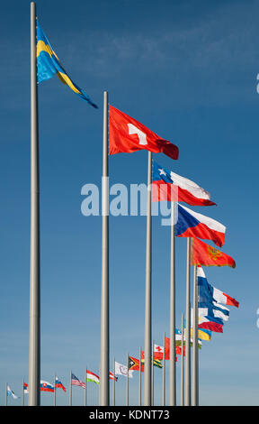 Drapeaux de différents pays sur le fond bleu du ciel Banque D'Images