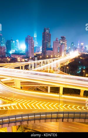 Passage supérieur à l'échangeur de la ville nuit à Shanghai Banque D'Images