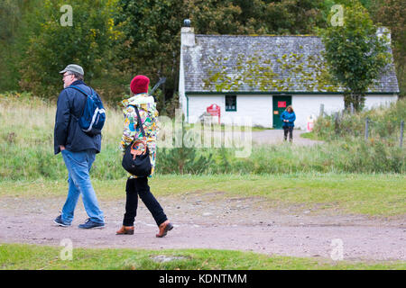 Les randonneurs à pied autour du magnifique Loch an Eilein sentier à travers la forêt rothiemurchus sur le domaine de rothiemurchus, Aviemore, Scotland, UK Banque D'Images