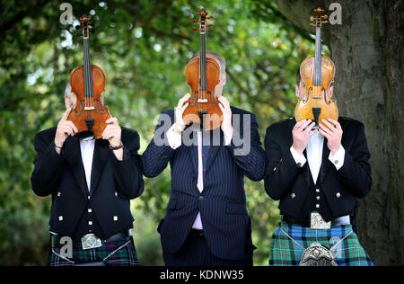 (De gauche à droite) le violon Steve Burnett, qui détient le violon Siegfried Sassoon, l'historien Neil McLennan, détient le violon et le violon Robert graves Thoren Ferguson, qui détient le violon Wilfred Owen, au Baberton Golf Club d'Édimbourg. Les trois violons, faits en commémoration des poètes de guerre qui se sont réunis au club de golf en 1917, doivent être joués ensemble pour la première fois. Banque D'Images