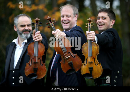 (De gauche à droite) le violon Steve Burnett, qui détient le violon Siegfried Sassoon, l'historien Neil McLennan, détient le violon et le violon Robert graves Thoren Ferguson, qui détient le violon Wilfred Owen, au Baberton Golf Club d'Édimbourg.Les trois violons, faits en commémoration des poètes de guerre qui se sont réunis au club de golf en 1917, doivent être joués ensemble pour la première fois. Banque D'Images