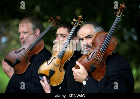 (De gauche à droite) (de gauche à droite) l'historien Neil McLennan, tenant le violon Robert graves, le violon Thoren Ferguson, le violon Wilfred Owen et le violon Steve Burnett, le violon Siegfried Sassoon, au Baberton Golf Club d'Édimbourg. Les trois violons, faits en commémoration des poètes de guerre qui se sont réunis au club de golf en 1917, doivent être joués ensemble pour la première fois. Banque D'Images