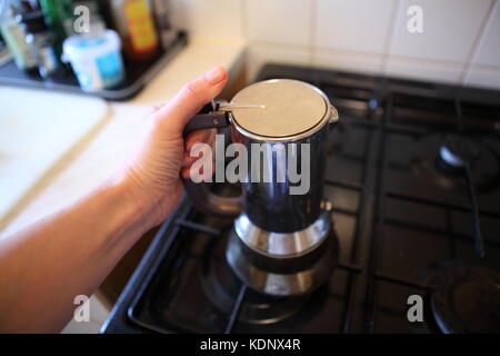 Alessi cafetière en métal, du café italien, pov Banque D'Images