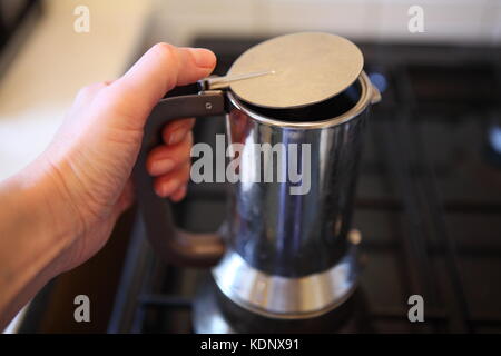 Alessi cafetière en métal, du café italien, pov Banque D'Images