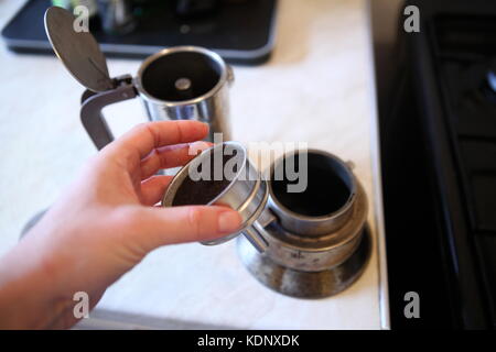 Alessi cafetière en métal, du café italien, pov Banque D'Images