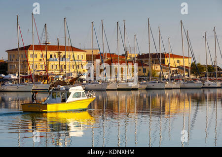 Voiliers dans le port de la ville de Lefkada, Grèce. Banque D'Images