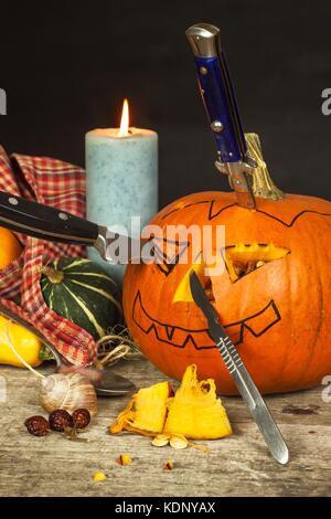 Jack O'lantern. sculpter la citrouille. perte d'un citrouilles pour préparer Halloween lanterne Banque D'Images