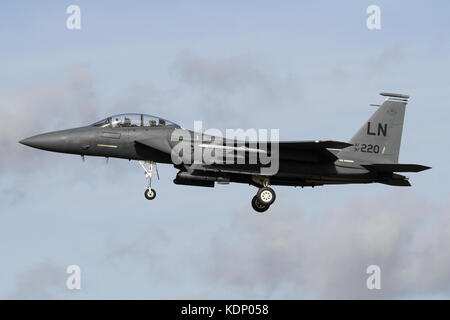 Amical de la main de la WSO dans l'arrière de ce 492e Escadron de chasse F-15 Strike Eagle en approche finale pour RAF Lakenheath. Banque D'Images
