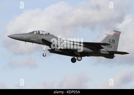 Le F-15E Strike résidents Eagles du 494e FS en approche en RAF Lakenheath. Banque D'Images