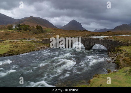 Le vieux pont de sligachan sur l'île de Skye dans les cuillin hills dans les Hébrides intérieures du nord-ouest de l'Écosse. Banque D'Images