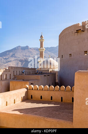 La grande mosquée et minaret à Nizwa - Oman. Banque D'Images