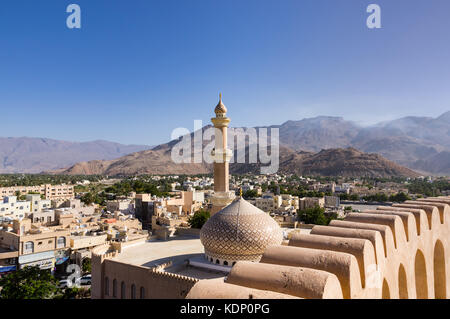 La grande mosquée et minaret à Nizwa - Oman. Banque D'Images