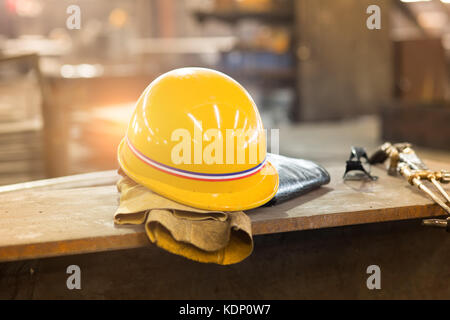 Casque jaune et vieux gants en cuir Banque D'Images