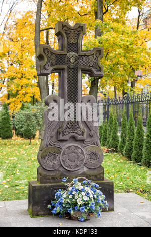 Contre-arménienne khatchkar en pierre au cimetière arménien smolenskoye de st. Petersburg, Russie Banque D'Images