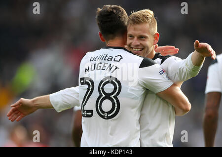 David Nugent de Derby County célèbre avoir marqué le deuxième but de son équipe avec Matej Vydra de son coéquipier de Derby County lors du Sky Bet Championship match à Pride Park, Derby. Banque D'Images