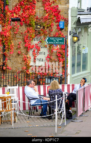 Sidewalk cafe, Harrow, Middlesex, London, Royaume-Uni Banque D'Images