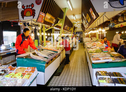 Hakodate, Japon - Oct 1, 2017. Magasins de fruits de mer au marché asaichi. matin marché du poisson est une attraction incontournable pour quiconque visite la ville d'Hakodate Banque D'Images