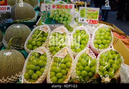 Hakodate, Japon - Oct 1, 2017. En vente à raisins japonais asaichi marché. Le marché est une attraction incontournable pour quiconque visite la ville de hakodat Banque D'Images