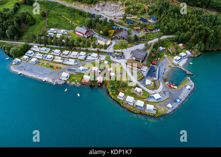 Belle nature Norvège paysage naturel. Vue aérienne du camping pour se détendre. famille locations de vacances, voyages voyage en camping-car. Banque D'Images