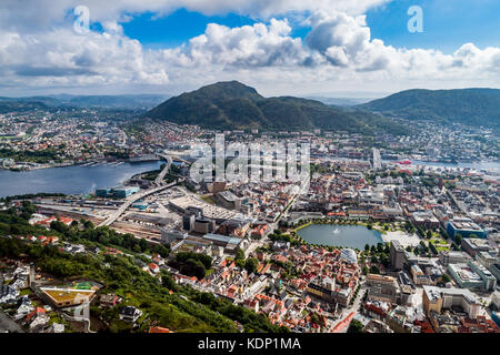 Bergen est une ville et une municipalité située dans la région de Rogaland, sur la côte ouest de la Norvège. Bergen est la deuxième plus grande ville de Norvège. La vue de la hauteur de b Banque D'Images