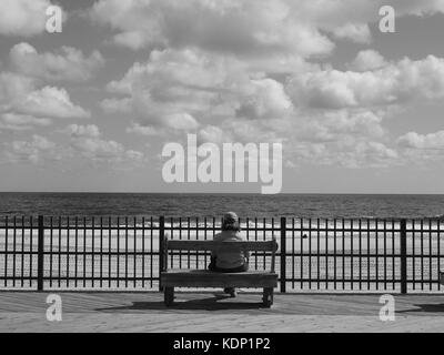 Un moment contemplatif sur le Seaside Heights , NJ, Boardwalk après une saison d'activité intense. Banque D'Images