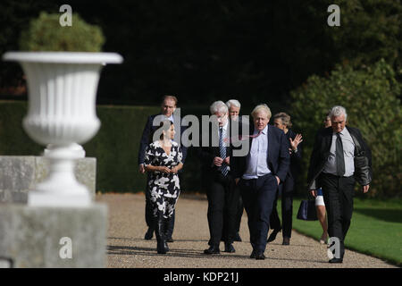 (De gauche à droite) le vice-ministre tchèque des Affaires étrangères Ivo Sramek, l'avocate et épouse de Johnson Marina Wheeler, le ministre polonais des Affaires étrangères Witold Waszczykowski, le ministre roumain des Affaires étrangères Teodor Melescanu, le ministre roumain des Affaires étrangères Boris Johnson, la vice-première ministre croate et ministre des Affaires étrangères Marija Pejcinovic Buric et le secrétaire d'Etat slovène au ministère des Affaires étrangères Andrej Logar marchent ensemble alors que Johnson organise un déjeuner avec les ministres européens à Sevenoaks, Kent. Banque D'Images