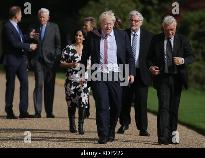 (De gauche à droite) le vice-ministre tchèque des Affaires étrangères Ivo Sramek, le ministre roumain des Affaires étrangères Teodor Melescanu, l'avocate et épouse de Johnson Marina Wheeler, le ministre polonais des Affaires étrangères Boris Johnson, le ministre polonais des Affaires étrangères Witold Waszczykowski et le secrétaire d'Etat slovène au ministère des Affaires étrangères Andrej Logar marchent ensemble alors que Johnson organise un déjeuner avec les ministres européens des Affaires étrangères à sa résidence officielle, Chevening House, à Sevenoaks, Kent. Banque D'Images