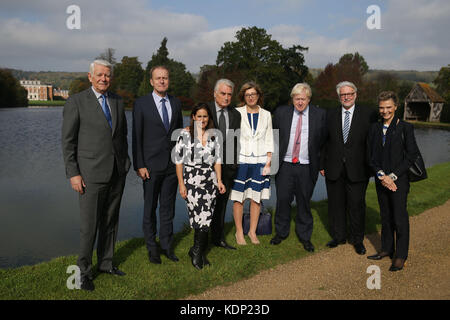 (De gauche à droite) le ministre roumain des Affaires étrangères Teodor Melescanu, le vice-ministre tchèque des Affaires étrangères Ivo Sramek, l'avocate et épouse de Johnson, Marina Wheeler, le secrétaire d'État slovène au ministère des Affaires étrangères Andrej Logar, le ministre bulgare des Affaires étrangères Ekaterina Zakharieva, le ministre polonais des Affaires étrangères Witold Waszczykowski et le vice-premier ministre croate Marija Pejcinovic Buric dans l'hôte d'un déjeuner avec les ministres des Affaires étrangères dans la résidence de Kent Cheaks. Banque D'Images