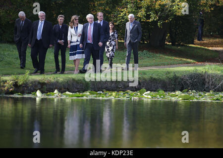 (De gauche à droite) Secrétaire d'Etat de la Slovénie au Ministère des Affaires étrangères Andrej Logar, Ministre des Affaires étrangères de Pologne Witold Waszczykowski, Vice-Premier Ministre et Ministre des Affaires étrangères de Croatie Marija Pejcinovic Buric, Ministre des Affaires étrangères de Bulgarie Ekaterina Zakharieva, Secrétaire aux Affaires étrangères Boris Johnson, Vice-Ministre des Affaires étrangères de la République tchèque Ivo Sramek, L'avocat et l'épouse de Johnson, Marina Wheeler, et le ministre des Affaires étrangères de Roumanie, Teodor Melescanu, se promeuvent ensemble dans les jardins tandis que Johnson organise un déjeuner avec les ministres européens des Affaires étrangères à sa résidence officielle, ChEvening House, à Sevenoaks, dans le Kent. Banque D'Images