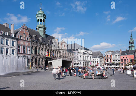 Le temps d'été est revenu le 30ème jour des Beatles, beaucoup de gens profitent du soleil d'automne sur la Grand place à Mons, Belgique, le 14 octobre 2017 Banque D'Images