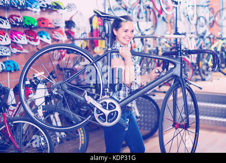 Young smiling woman holding nouvelle location dans le sport hypermarché Banque D'Images
