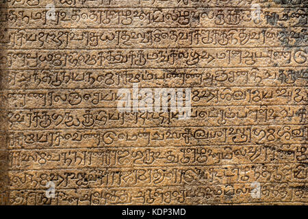 Gros plan de la tablette de pierre cinghalaise avec l'écriture sanskrit Banque D'Images