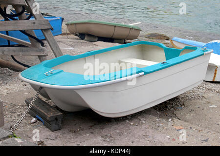 Petit bateau amarré sur le sable de la rive Banque D'Images