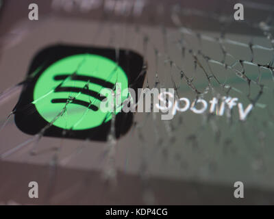 Logo Spotify affiché sur un écran de smartphone cassé Banque D'Images
