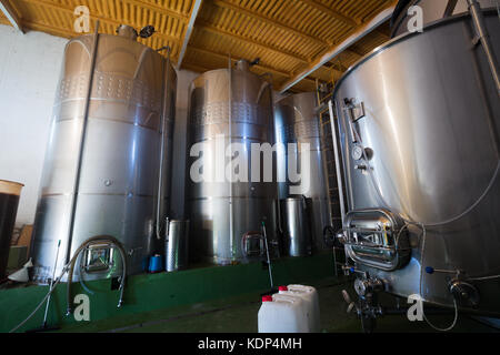 Dans de petits barils d'acier usine vigneron contemporain Banque D'Images