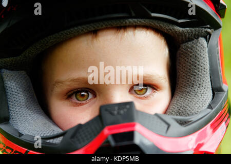 Un portrait d'un jeune garçon (5 ans) le port d'un casque de vélo complet Banque D'Images