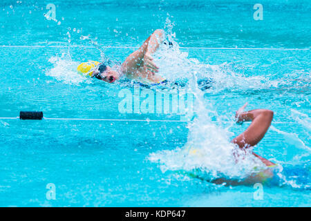 Chiang Mai, Thaïlande - 11 octobre 2017 - Les jeunes nageurs femelle race en freestyle avc dans une école piscine dans Chiang Mai, Thaïlande le 1 octobre Banque D'Images