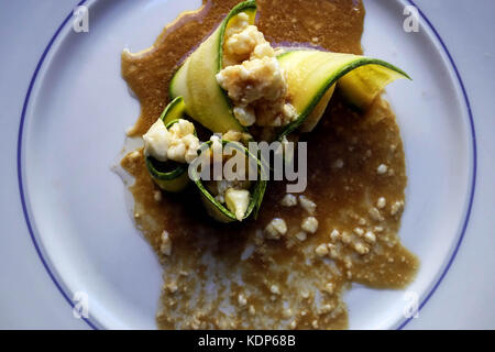 Courgettes au fromage grec Tiromalama ricotta, huile d'olive et vinaigre balsamique Banque D'Images