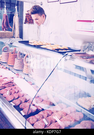 Boutique positive en sous-couche de blanc à l'épicerie montrant la viande fraîche Banque D'Images